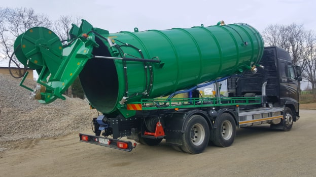 Saug- und Spülfahrzeug beim Entleeren des Schlammtanks