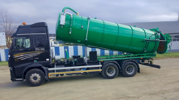 Saug- und Spülfahrzeug mit offenem Schlammboden